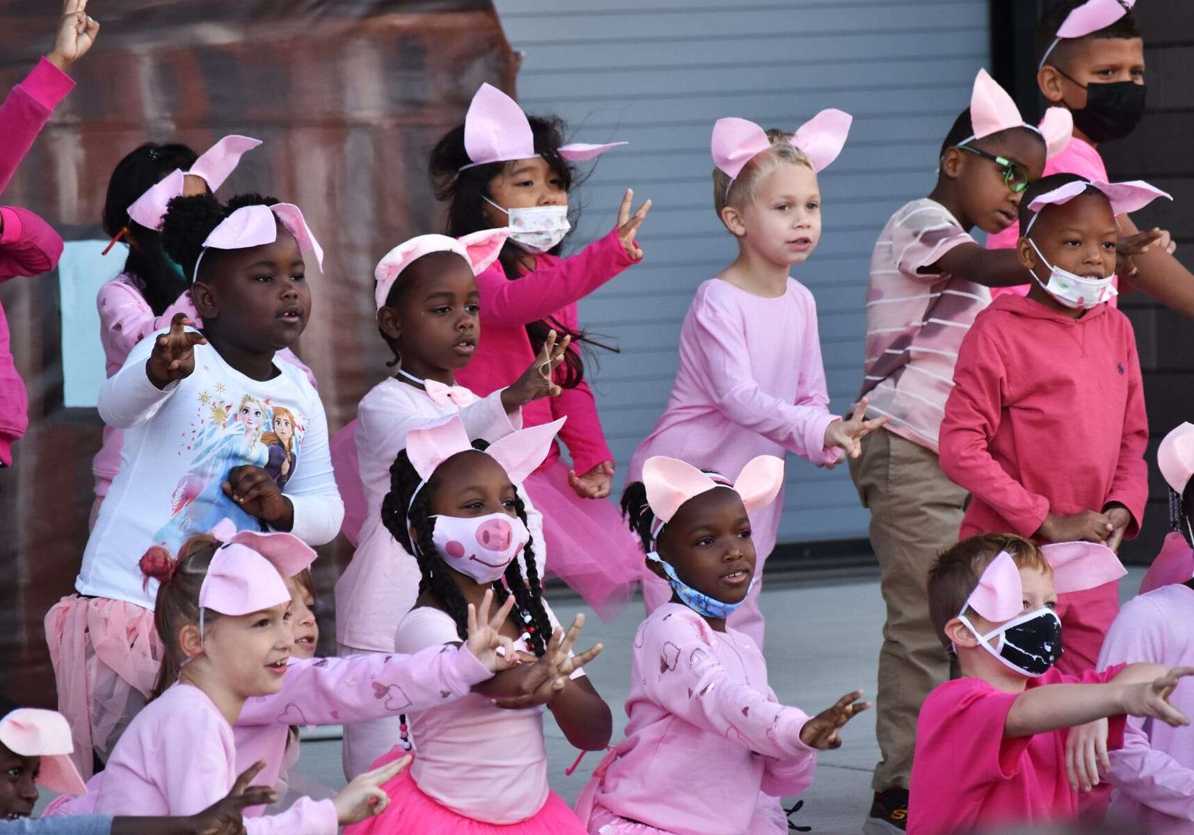 students dresses as pigs